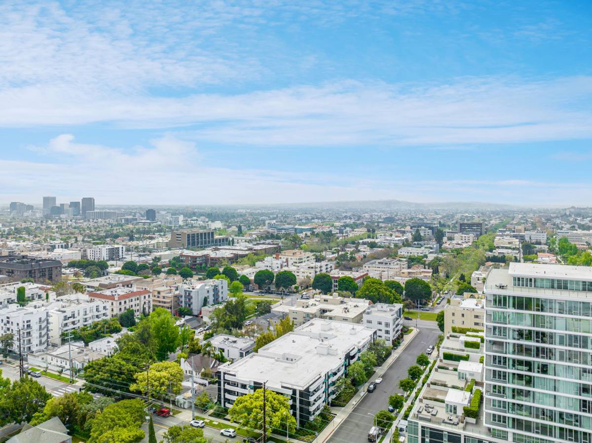 Apartment for rent at 310 S Almont Dr, Los Angeles, CA 90048