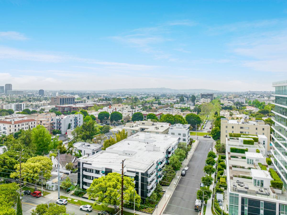 Apartment for rent at 310 S Almont Dr, Los Angeles, CA 90048