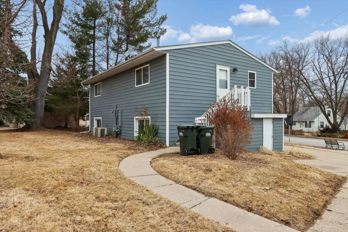 House for rent at 1928 F St, Iowa City, IA 52240