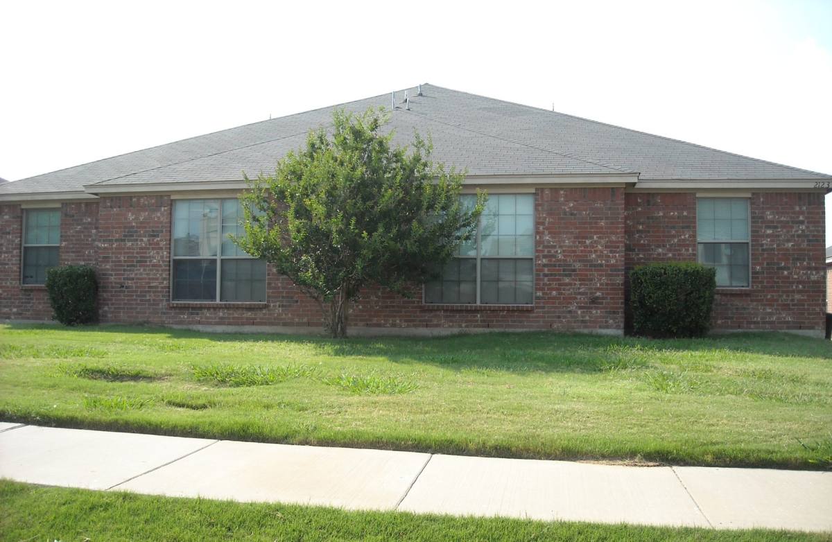 Apartment for rent at 2121-2123 Ragland, Mansfield, TX 76063