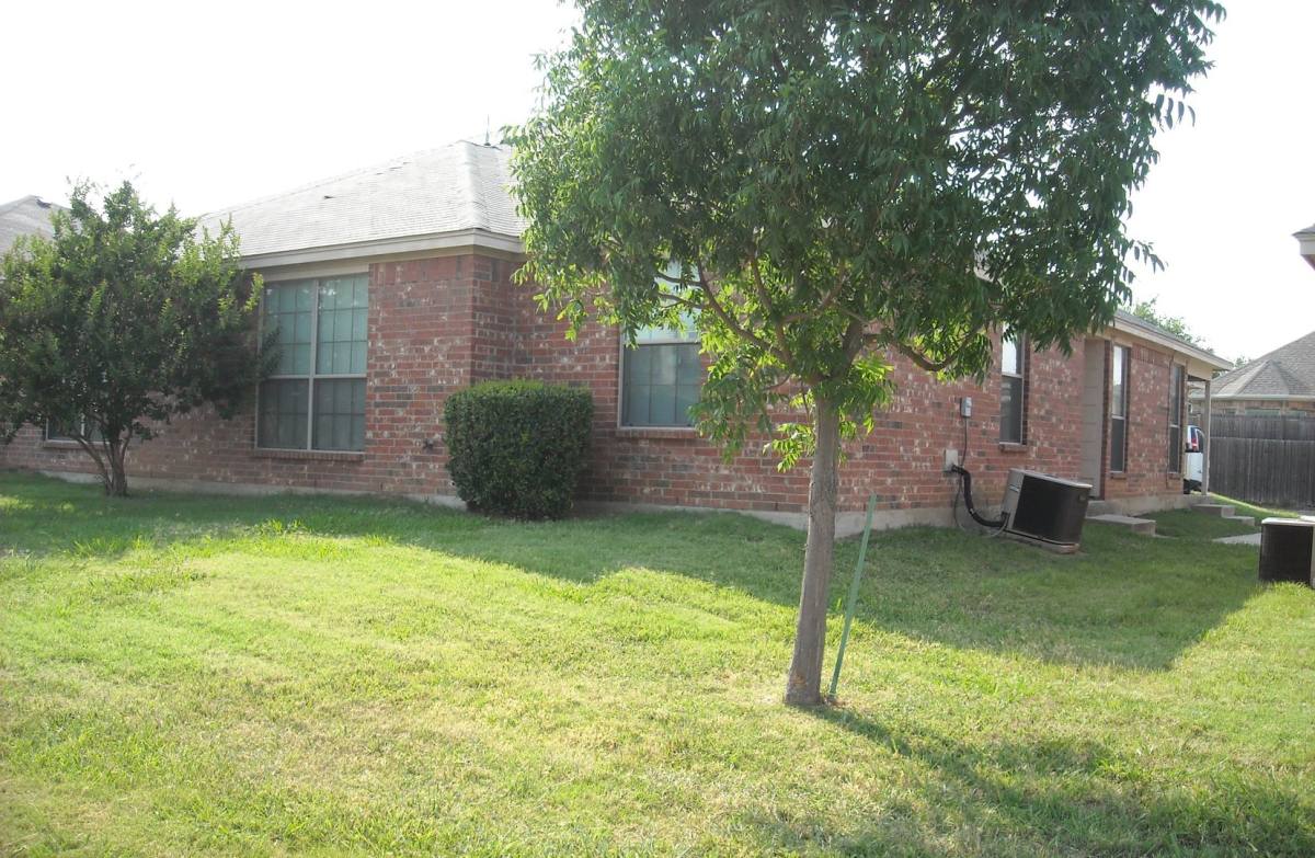 Apartment for rent at 2121-2123 Ragland, Mansfield, TX 76063