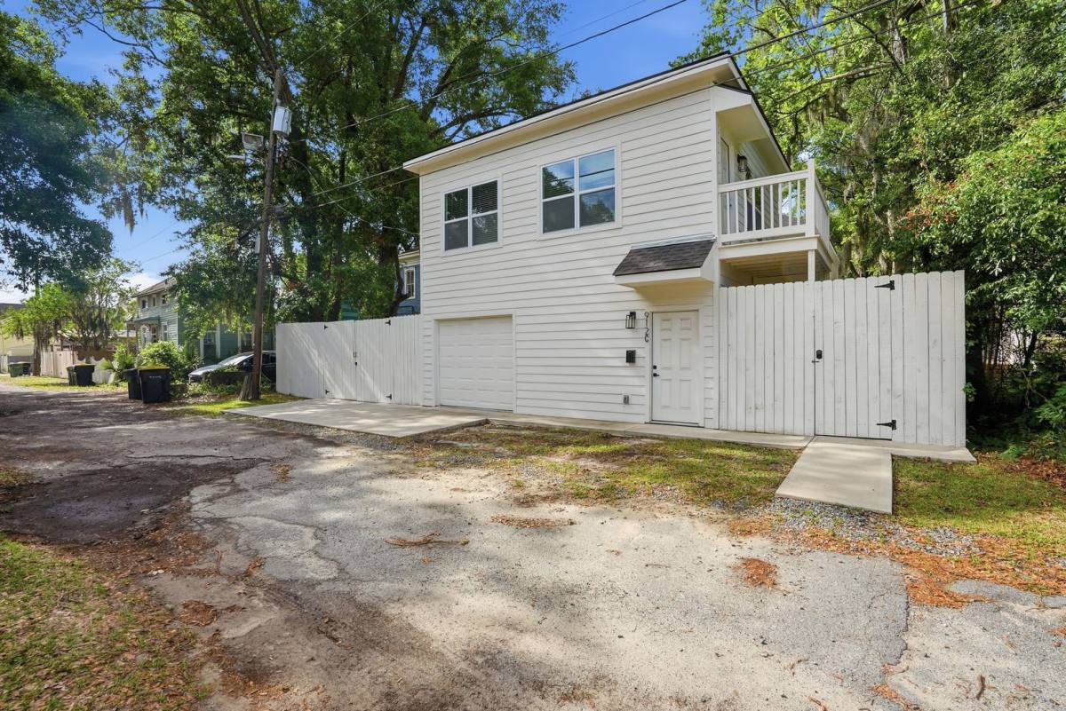 Townhouse for rent at 912 E Henry St, Savannah, GA 31401