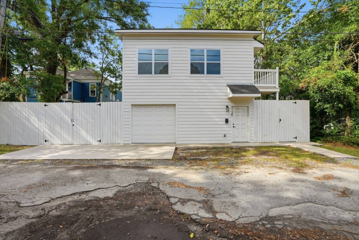 Townhouse for rent at 912 E Henry St, Savannah, GA 31401