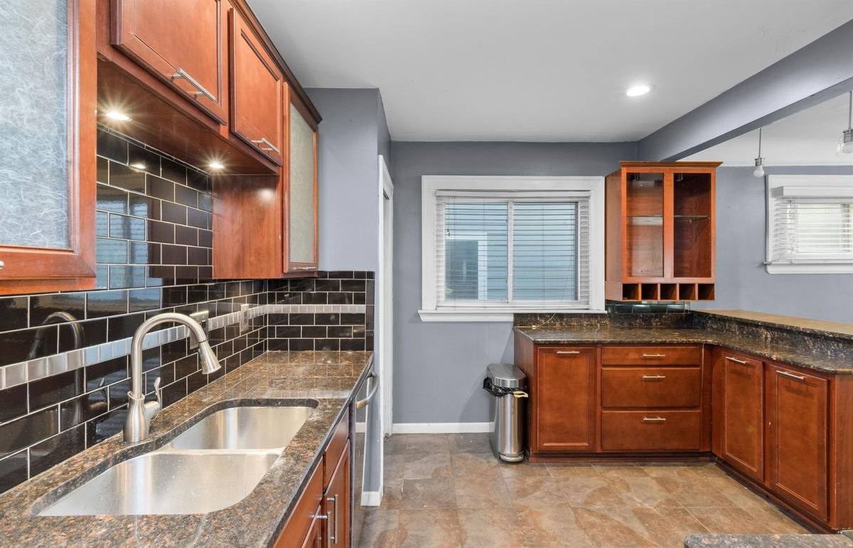 House for rent at 615 E 5th St, Royal Oak, MI 48067