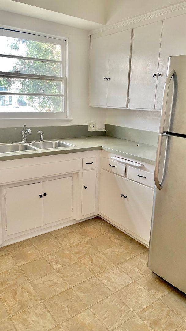 Apartment for rent at 200 S Sycamore Ave, Los Angeles, CA 90036