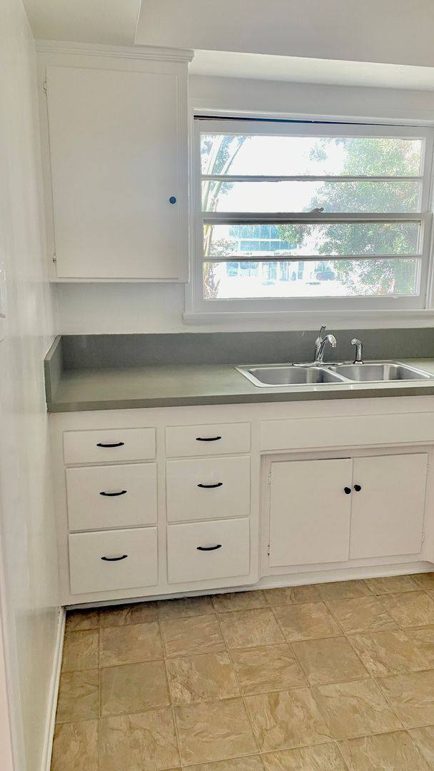 Apartment for rent at 200 S Sycamore Ave, Los Angeles, CA 90036