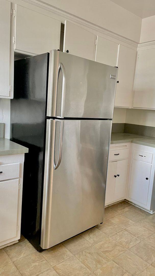 Apartment for rent at 200 S Sycamore Ave, Los Angeles, CA 90036