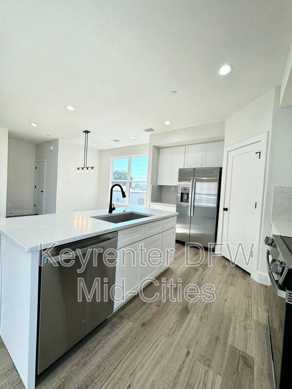 Townhouse for rent at 7327 Uloho Way, Dallas, TX 75235