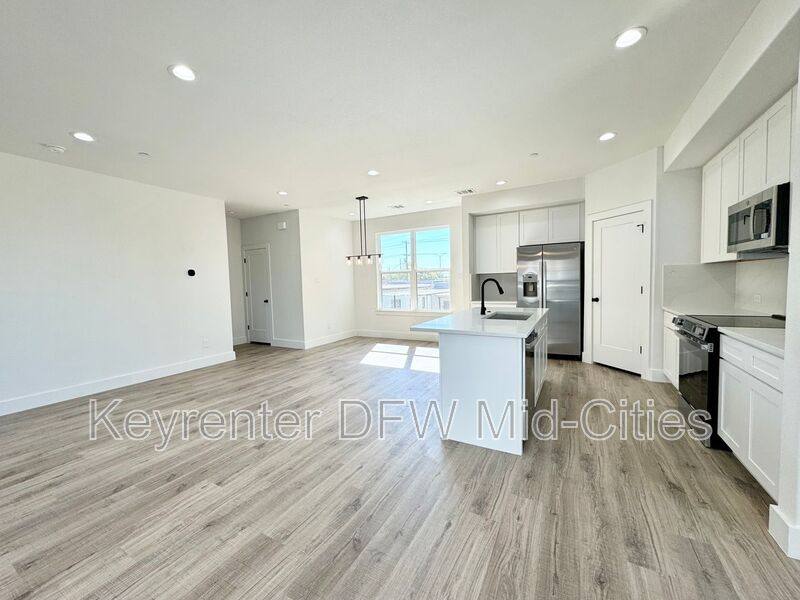 Townhouse for rent at 7327 Uloho Way, Dallas, TX 75235