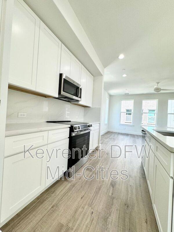 Townhouse for rent at 7327 Uloho Way, Dallas, TX 75235