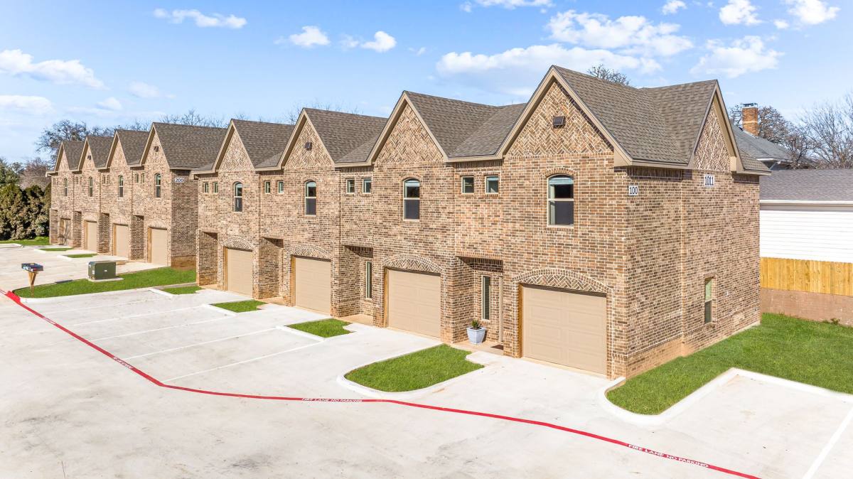 Townhouse for rent at 1111 W Vanderbilt St, Stephenville, TX 76401