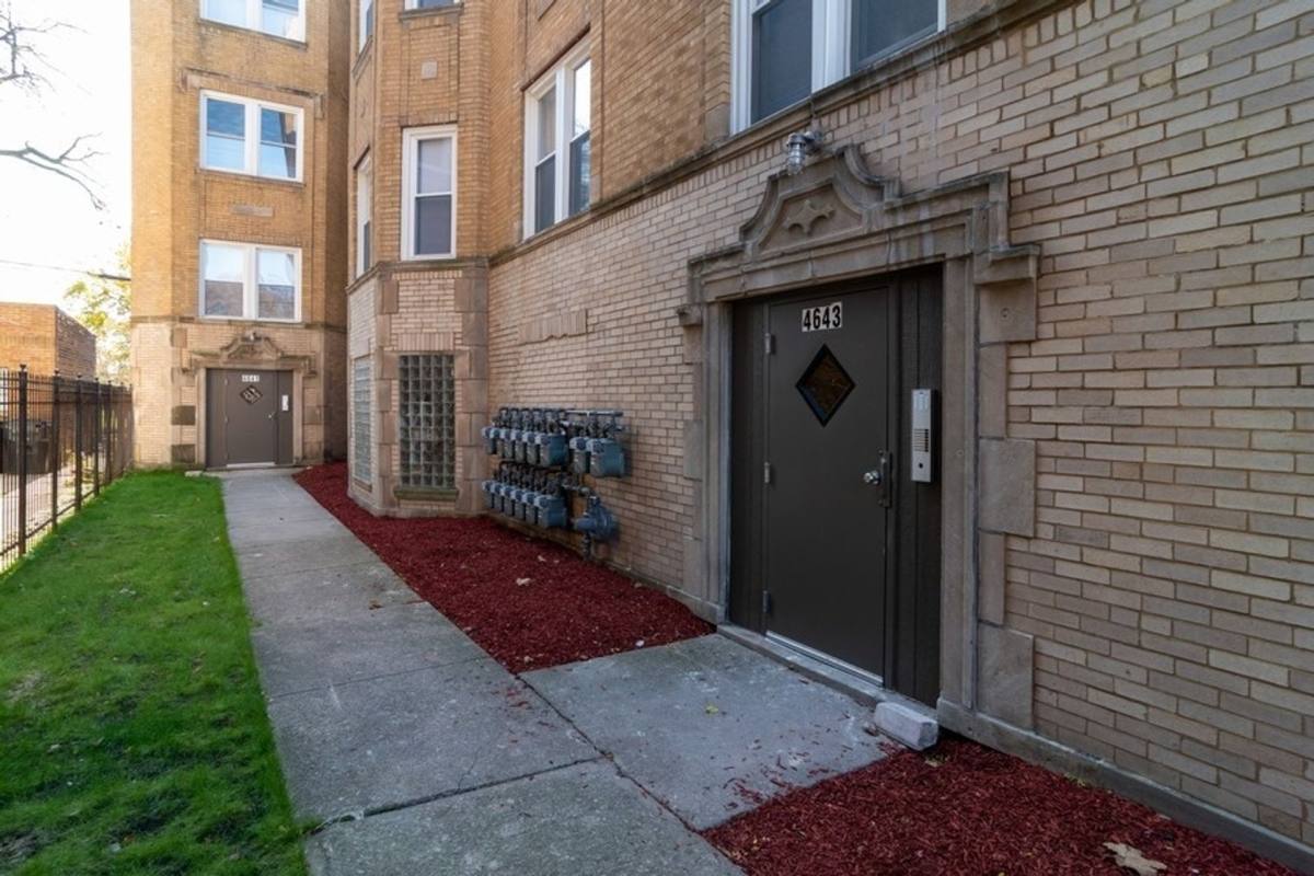 Apartment for rent at 4641-4643 W Jackson Blvd, Chicago, IL 60644