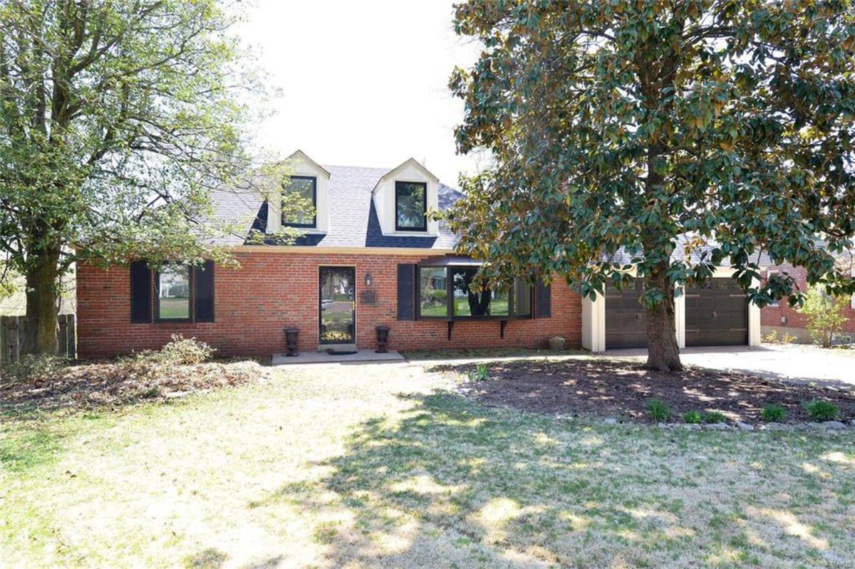 House for rent at 4 Girard Dr, Saint Louis, MO 63119