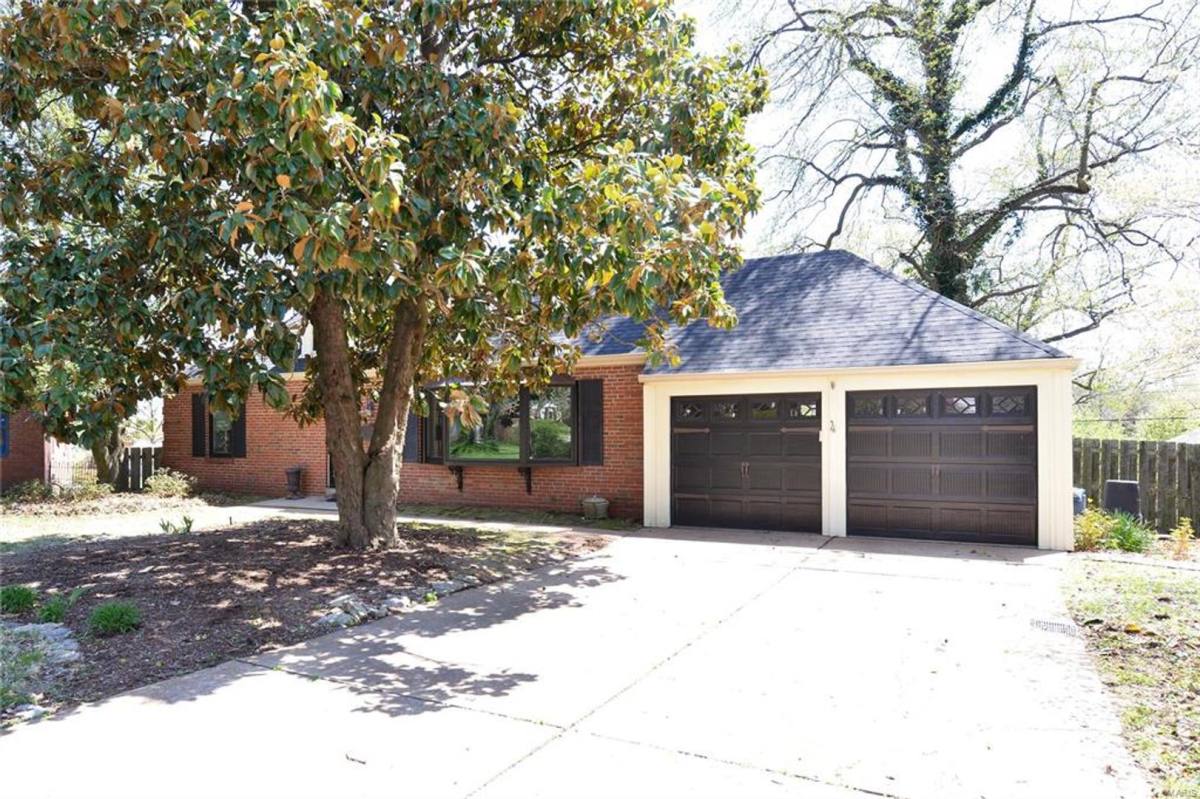 House for rent at 4 Girard Dr, Saint Louis, MO 63119