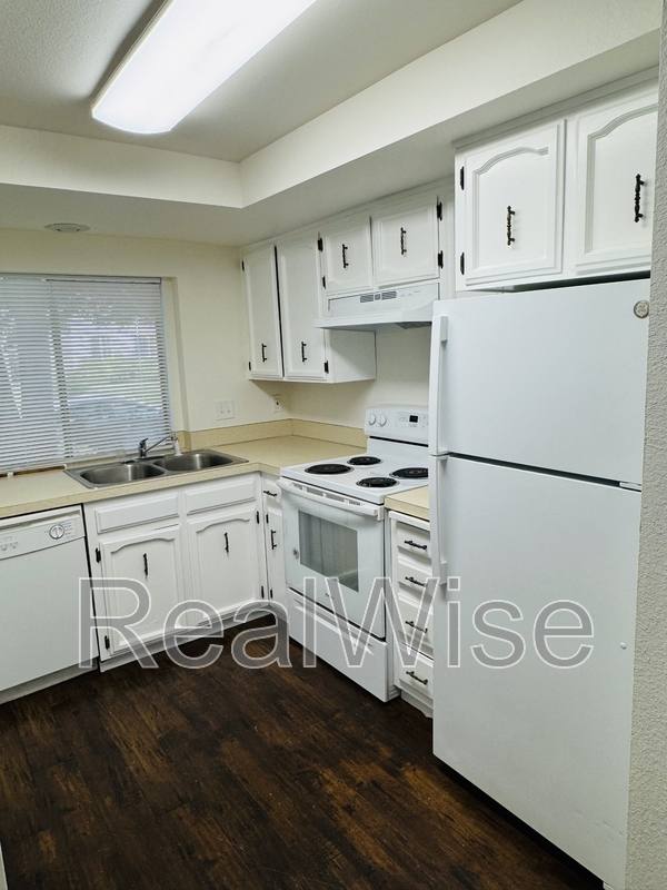 Townhouse for rent at 4278 Meadowbrook Court NE, Salem, OR 97303