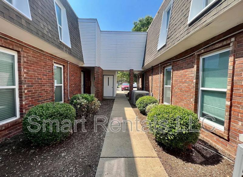 Apartment for rent at 9955 Chateau Roi Dr #A, Saint Louis, MO 63123