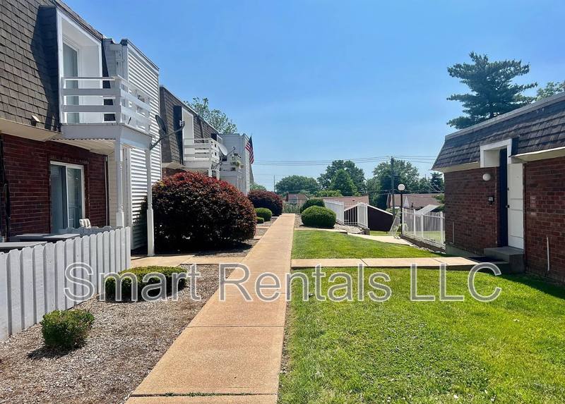Apartment for rent at 9955 Chateau Roi Dr #A, Saint Louis, MO 63123