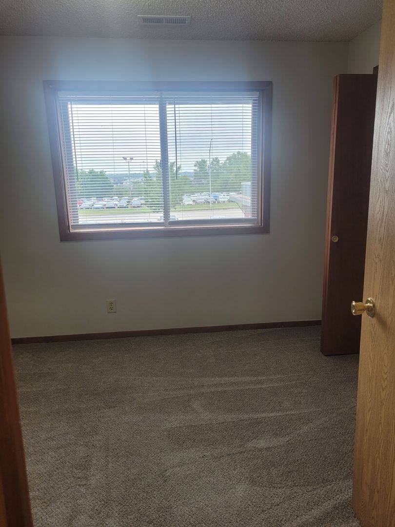 Apartment for rent at 137 NW 17th St, Lincoln, NE 68528