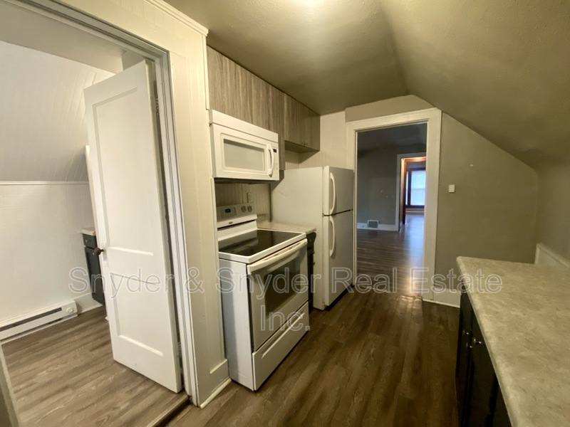 Apartment for rent at 438 Crestwood Ave #3, Akron, OH 44302