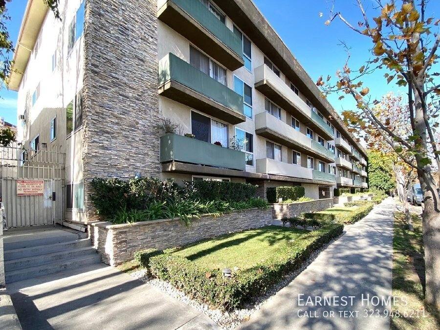 Condo for rent at 525 N Sycamore Ave #321, Los Angeles, CA 90036