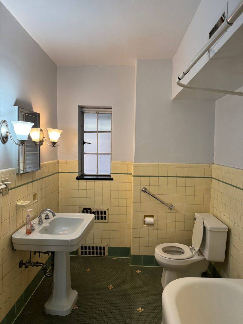 Apartment for rent at 2552 Madison Rd, Cincinnati, OH 45208