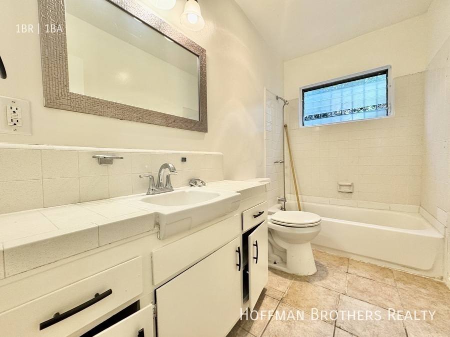 Apartment for rent at 214 E Hazel St #4, Inglewood, CA 90302
