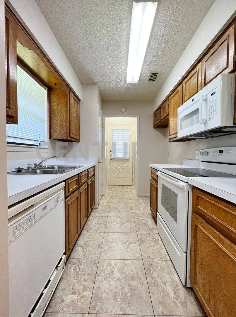 House for rent at 1110 S Rusk St, Weatherford, TX 76086