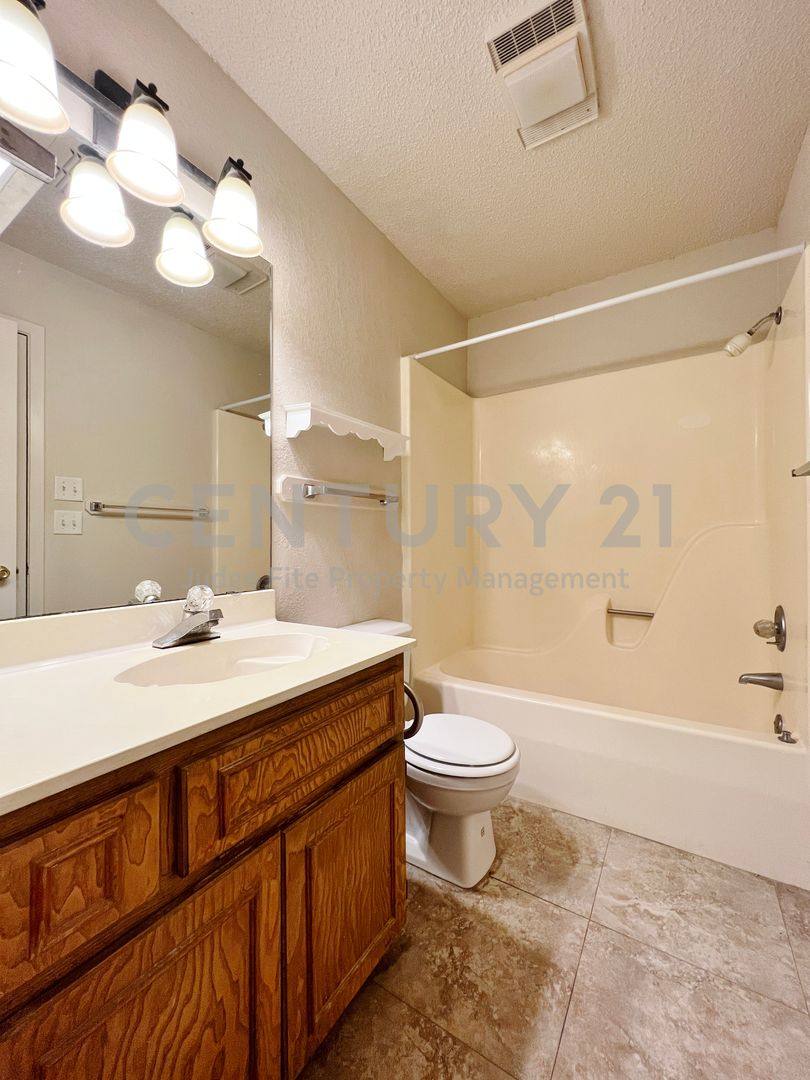 House for rent at 1110 S Rusk St, Weatherford, TX 76086