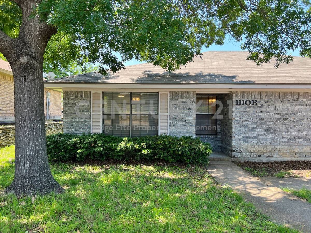 House for rent at 1110 S Rusk St, Weatherford, TX 76086