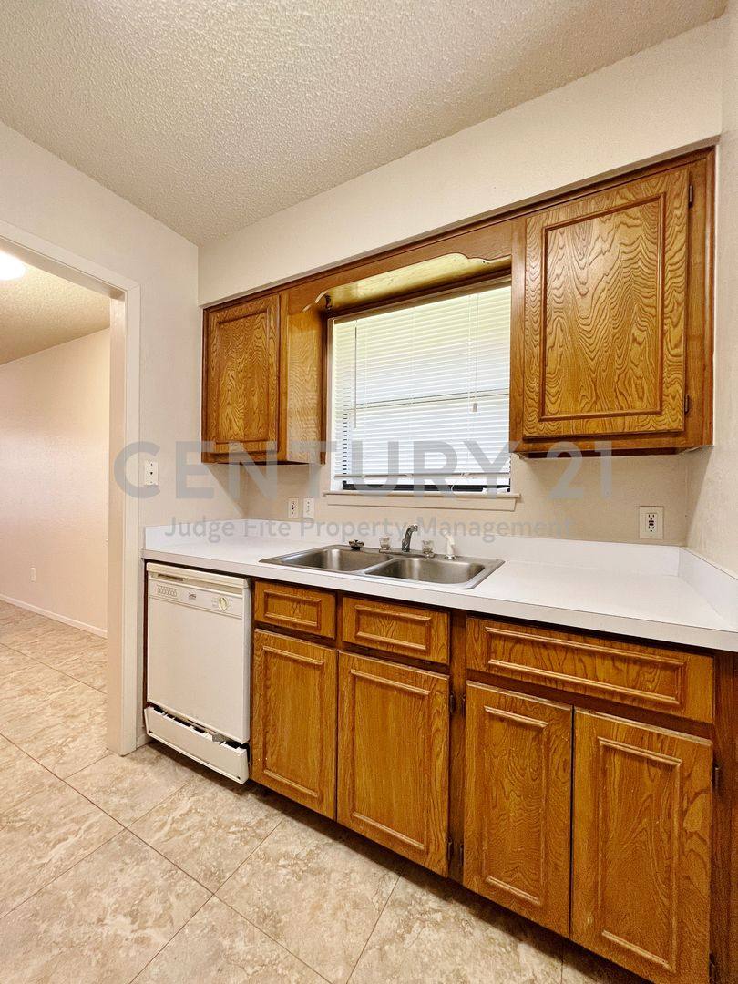 House for rent at 1110 S Rusk St, Weatherford, TX 76086