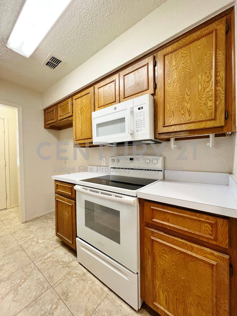 House for rent at 1110 S Rusk St, Weatherford, TX 76086