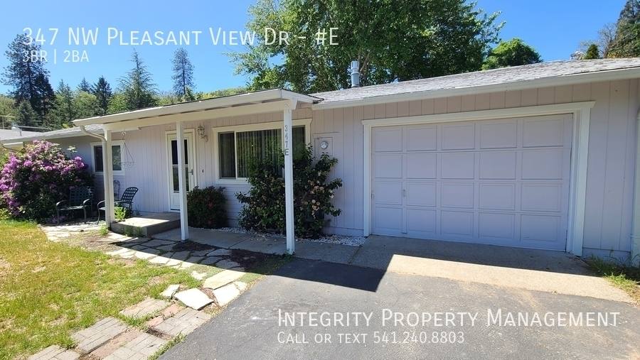 House for rent at 347 NW Pleasant View Dr E, Grants Pass, OR 97526