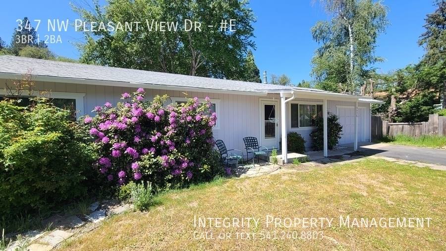 House for rent at 347 NW Pleasant View Dr E, Grants Pass, OR 97526
