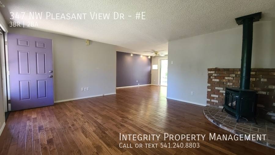 House for rent at 347 NW Pleasant View Dr E, Grants Pass, OR 97526