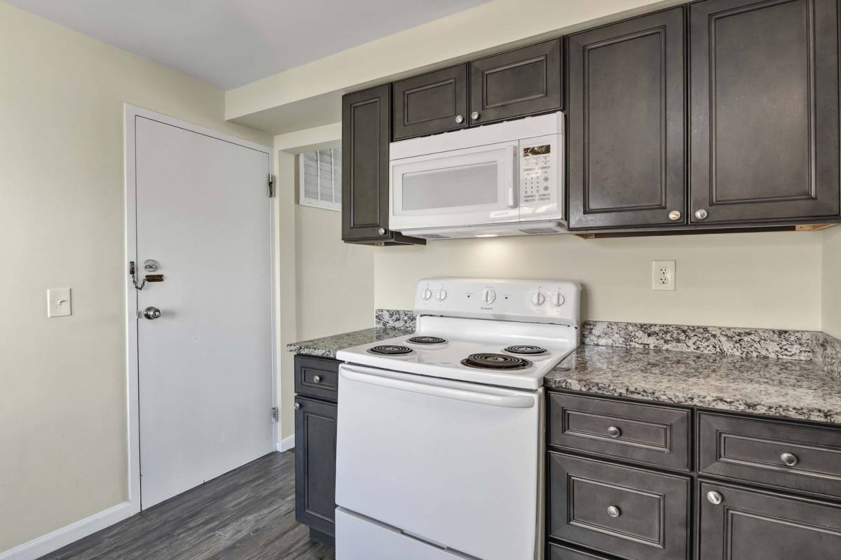 Apartment for rent at 17105 Madison Ave, Lakewood, OH 44107
