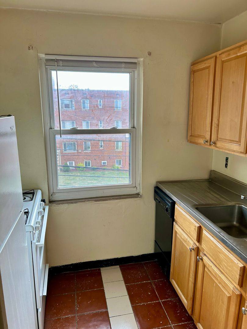 Apartment for rent at 5700 Fifth Ave, Pittsburgh, PA 15232
