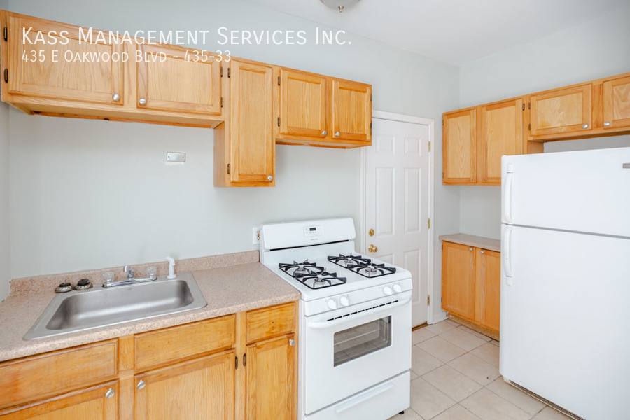 Apartment for rent at 435 E Oakwood Blvd #33, Chicago, IL 60653