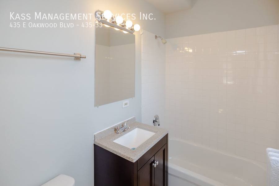 Apartment for rent at 435 E Oakwood Blvd #33, Chicago, IL 60653