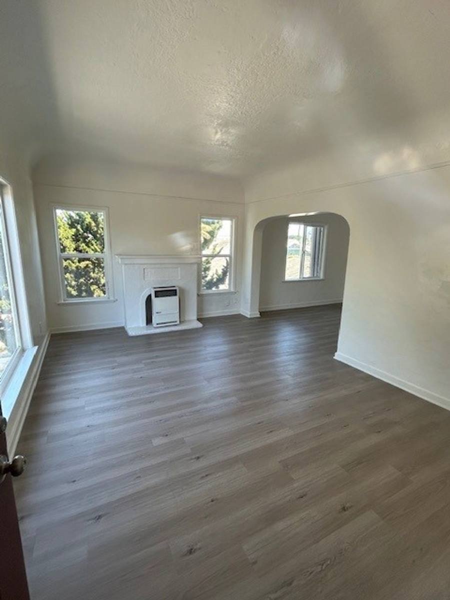 Apartment for rent at 540 E 14th St, Long Beach, CA 90813