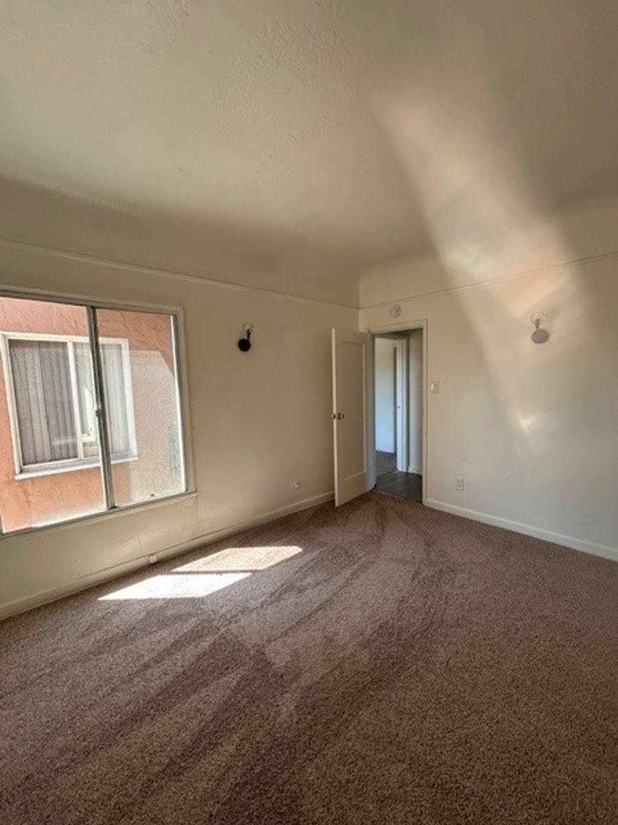 Apartment for rent at 540 E 14th St, Long Beach, CA 90813