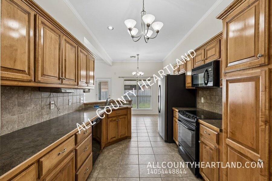 House for rent at 17025 Canyonwood Lane, Edmond, OK 73012