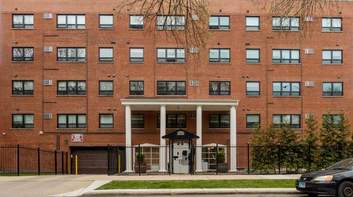 Apartment for rent at 1111 W Hollywood Ave, Chicago, IL 60660
