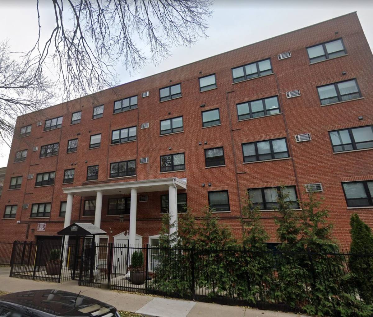 Apartment for rent at 1111 W Hollywood Ave, Chicago, IL 60660