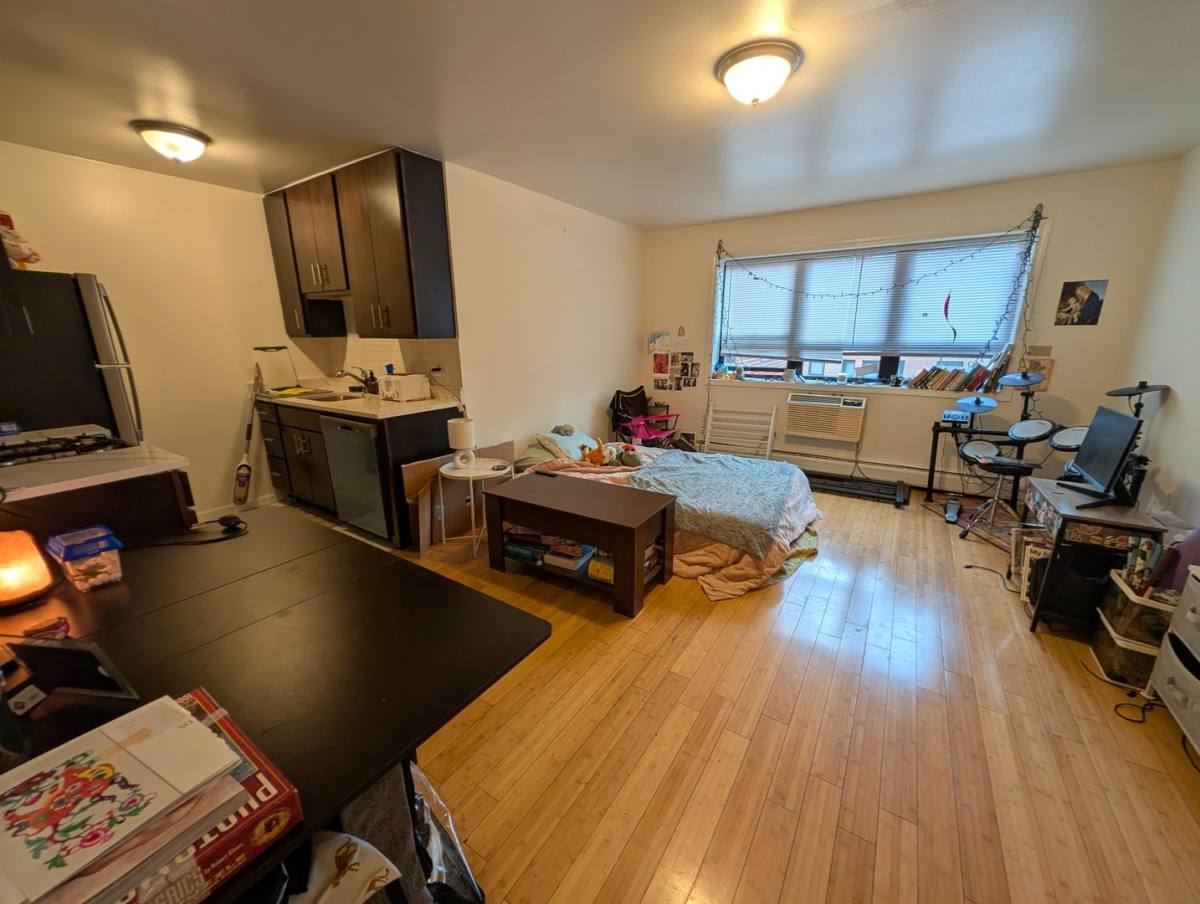 Apartment for rent at 1111 W Hollywood Ave, Chicago, IL 60660