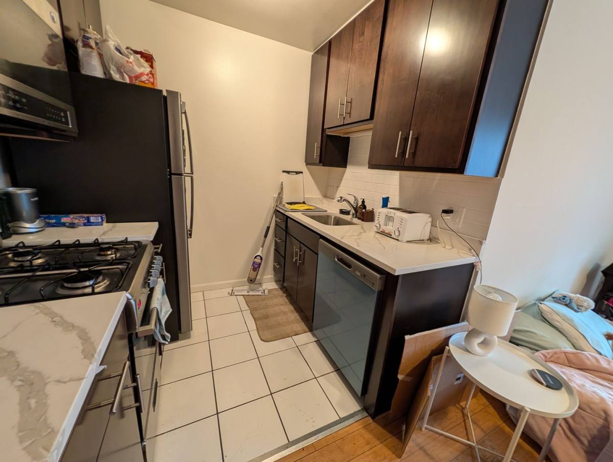 Apartment for rent at 1111 W Hollywood Ave, Chicago, IL 60660