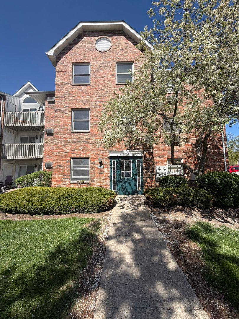 Condo for rent at 4312 W Shamrock Lane, McHenry, IL 60050