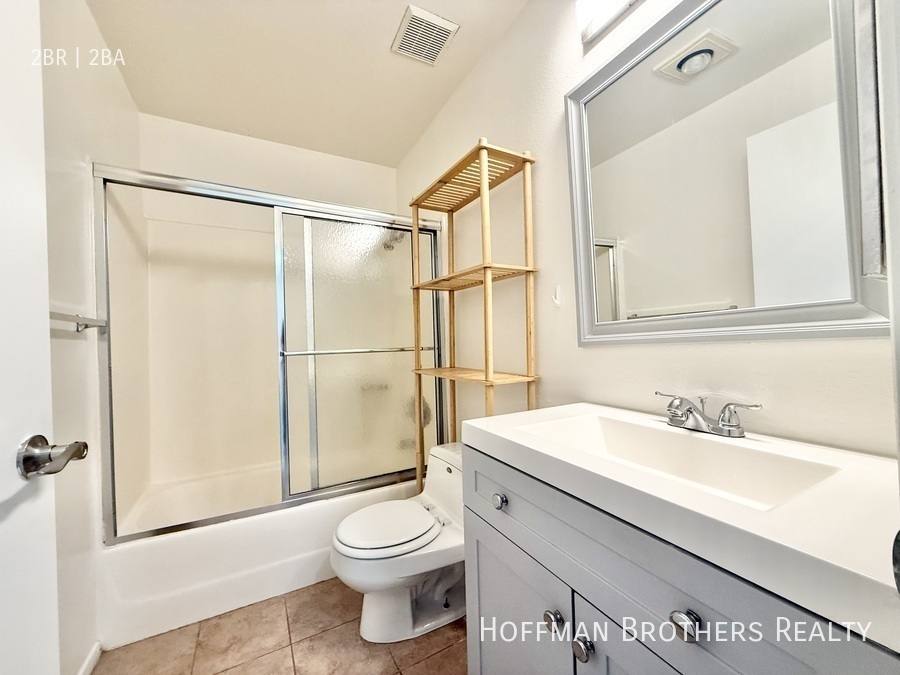 Apartment for rent at 11933 Goshen Ave #102, Los Angeles, CA 90049