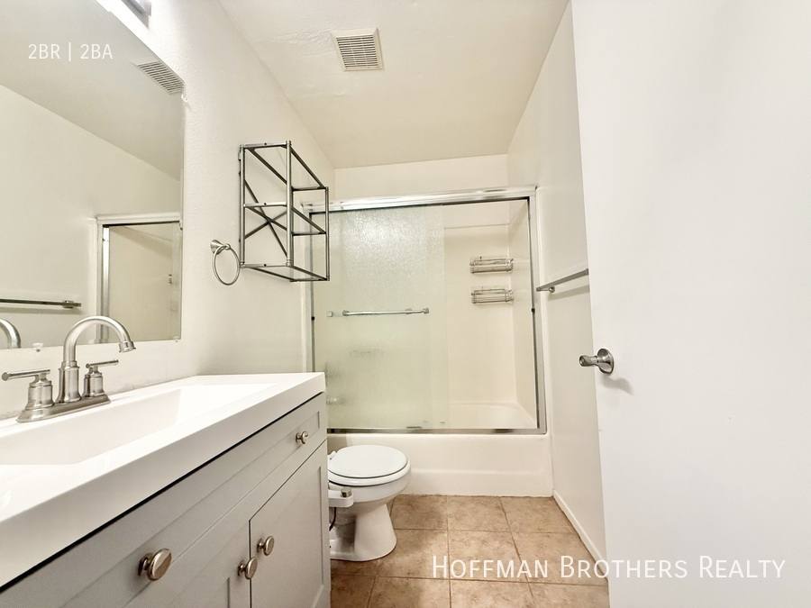 Apartment for rent at 11933 Goshen Ave #102, Los Angeles, CA 90049