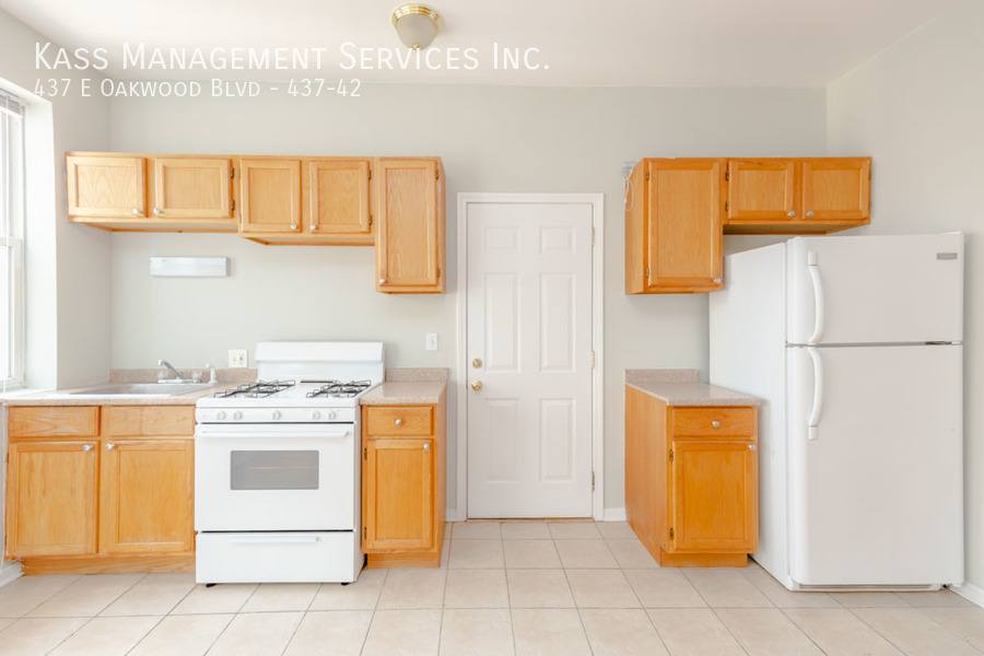Apartment for rent at 437 E Oakwood Blvd #42, Chicago, IL 60653