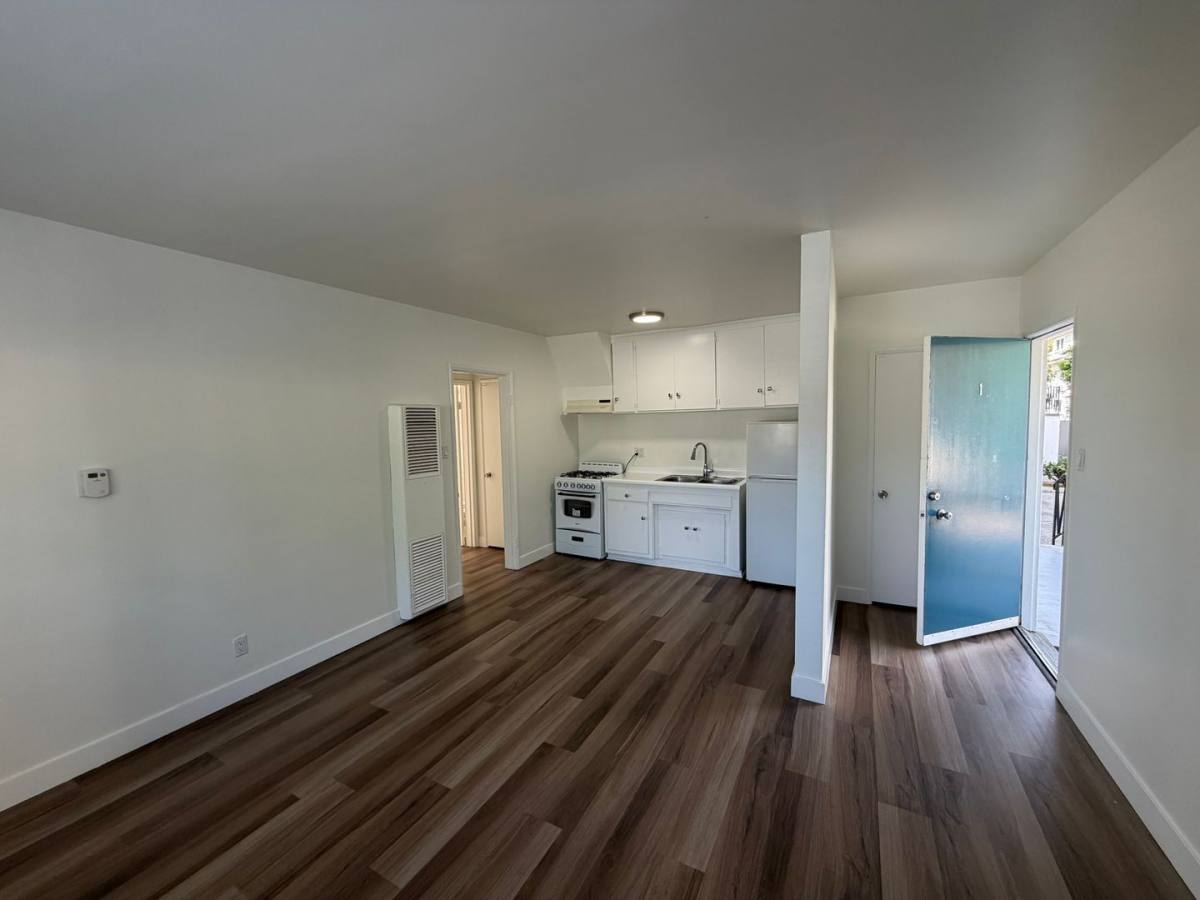 Apartment for rent at 1194 W 30th St, Los Angeles, CA 90007